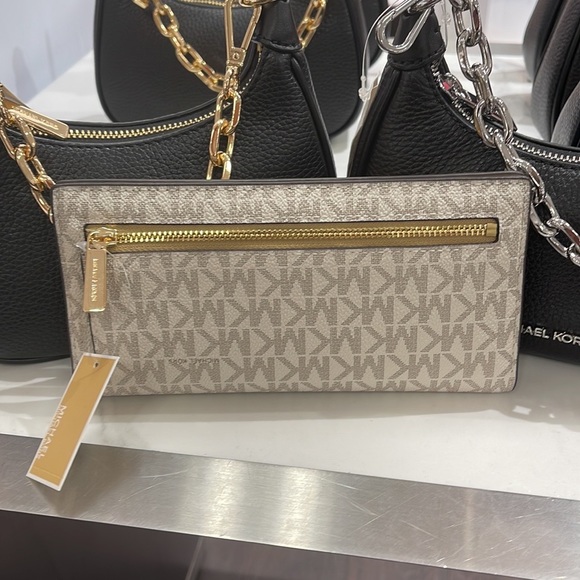 MICHAEL KORS
Reed Large Snap Signature Wallet
Style: 35S3G6RE3B
Camel Multi 
NWT - Picture 4 of 16